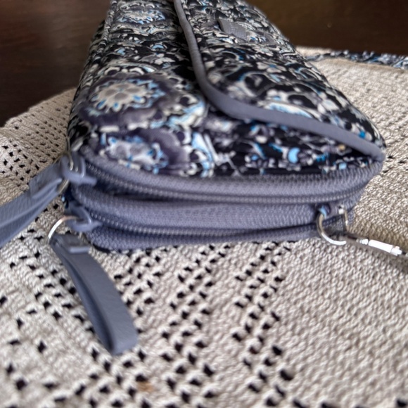 Vera Bradley small crossbody purse wallet b/w/blue floral excellent condition - Picture 8 of 14